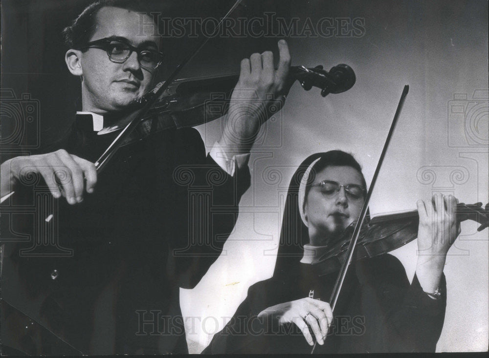 1967 Press Photo Father Edward McKenna, Sister Estelle - Historic Images