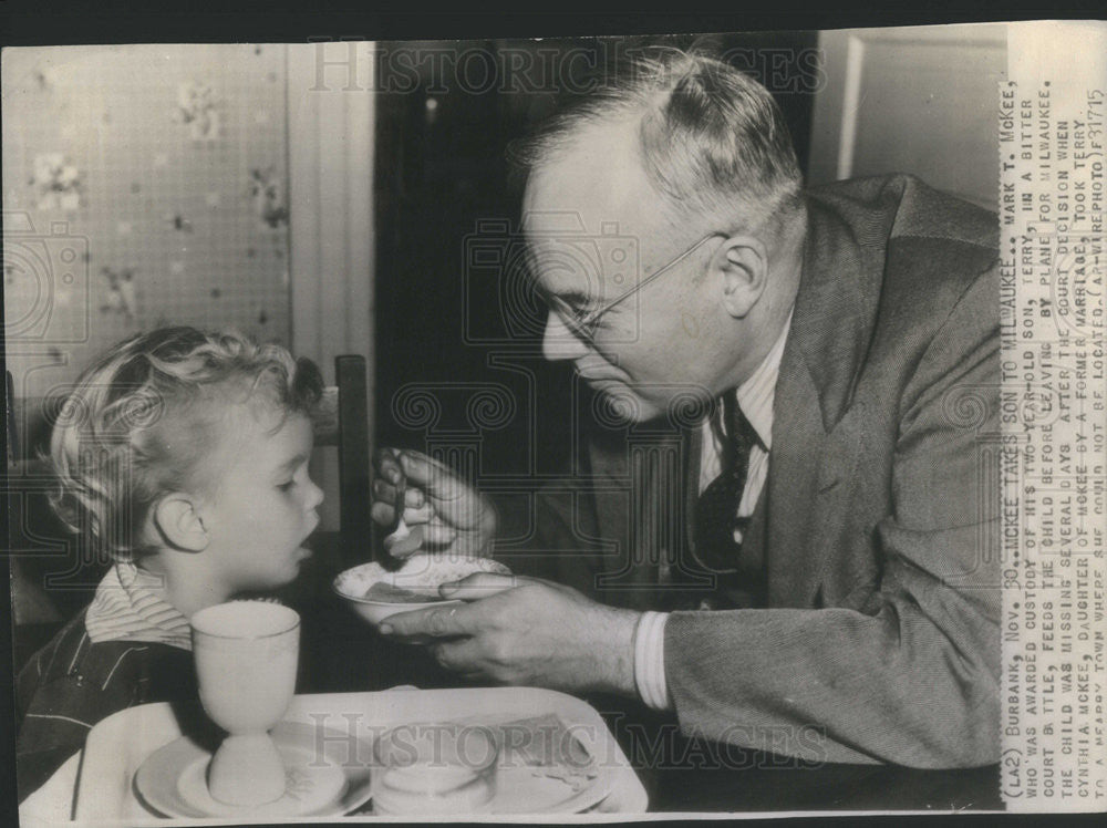 1942 Press Photo Loving Father Mark T McKee Custody Trial Feeding 2-Year Old Son - Historic Images