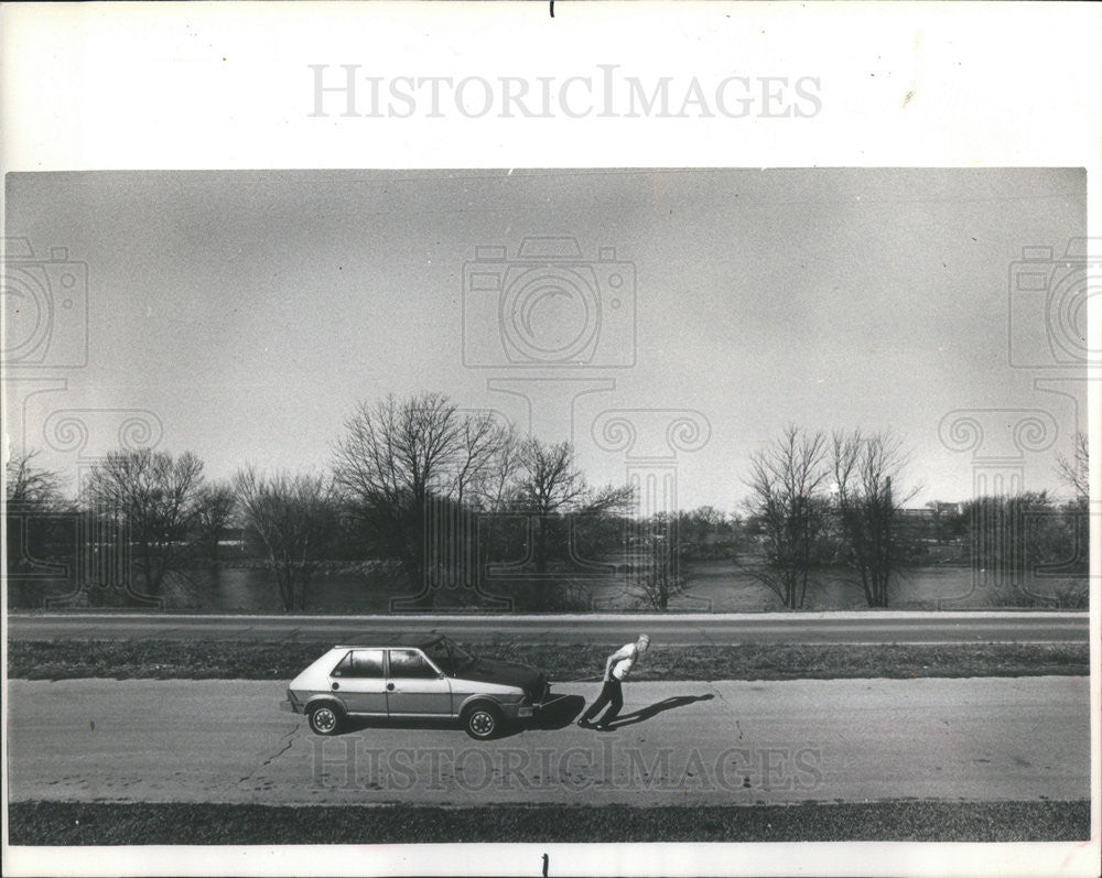 1987 Press Photo 82 Year Old Jim Thompson Practicing Pulling A Car - Historic Images