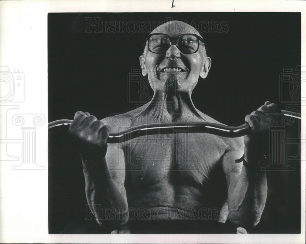 1987 Press Photo Jim Thompson Age 82 Conditioning with Weights and Punching Bag - Historic Images