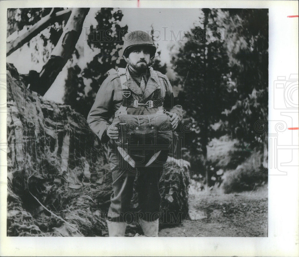 1984 Press Photo Jack Thompson Correspondent After his First Parachute Jump - Historic Images