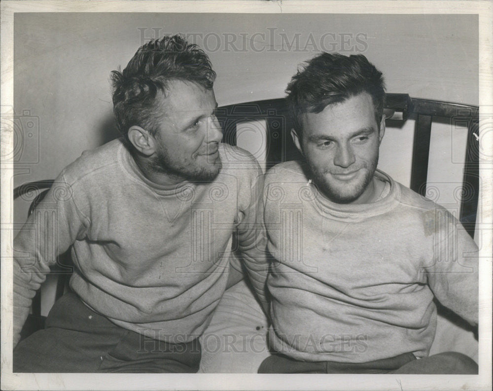 1939 Press Photo R. McDaniels K. Baxter Resting From  Plane Endurance Record - Historic Images