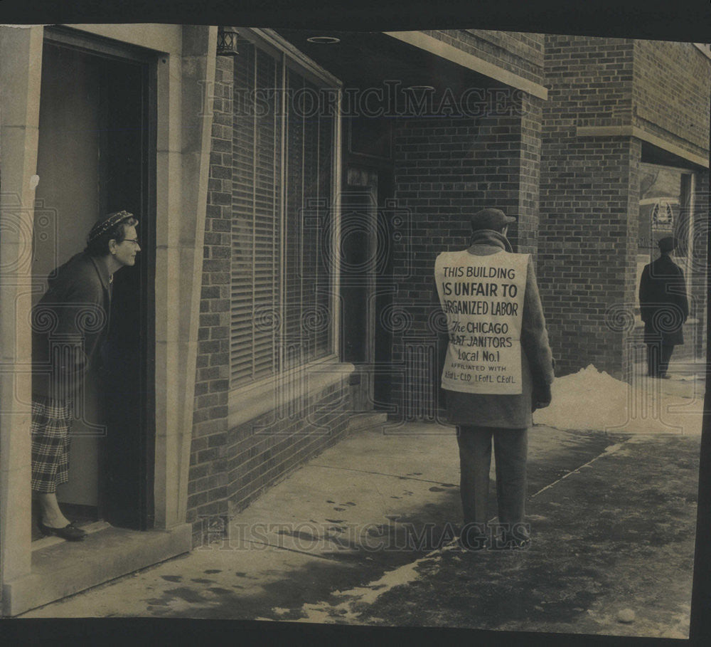 2958 Press Photo Mrs Anna C. Mack a widow looks at a Janitors union Picket. - Historic Images