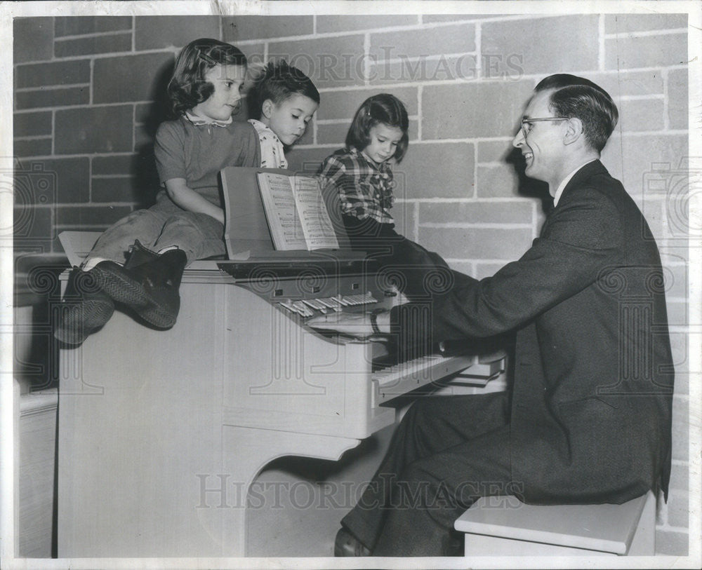 1957 Press Photo Rev Edward Manthel in an Impromptu Recital - Historic Images