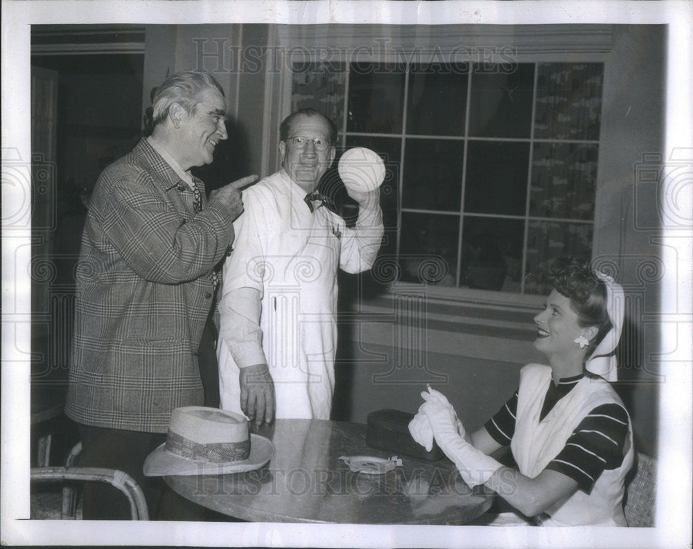 1943 Press Photo Keystone Kop Hank Mann William Desmond Stephanie Bachelor - Historic Images