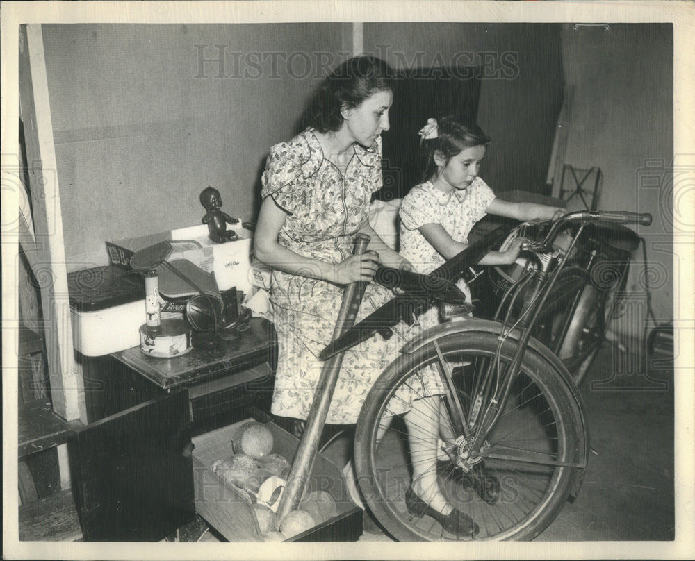 1948 Press Photo Missing Johnny Navikas Mother Sister - Historic Images