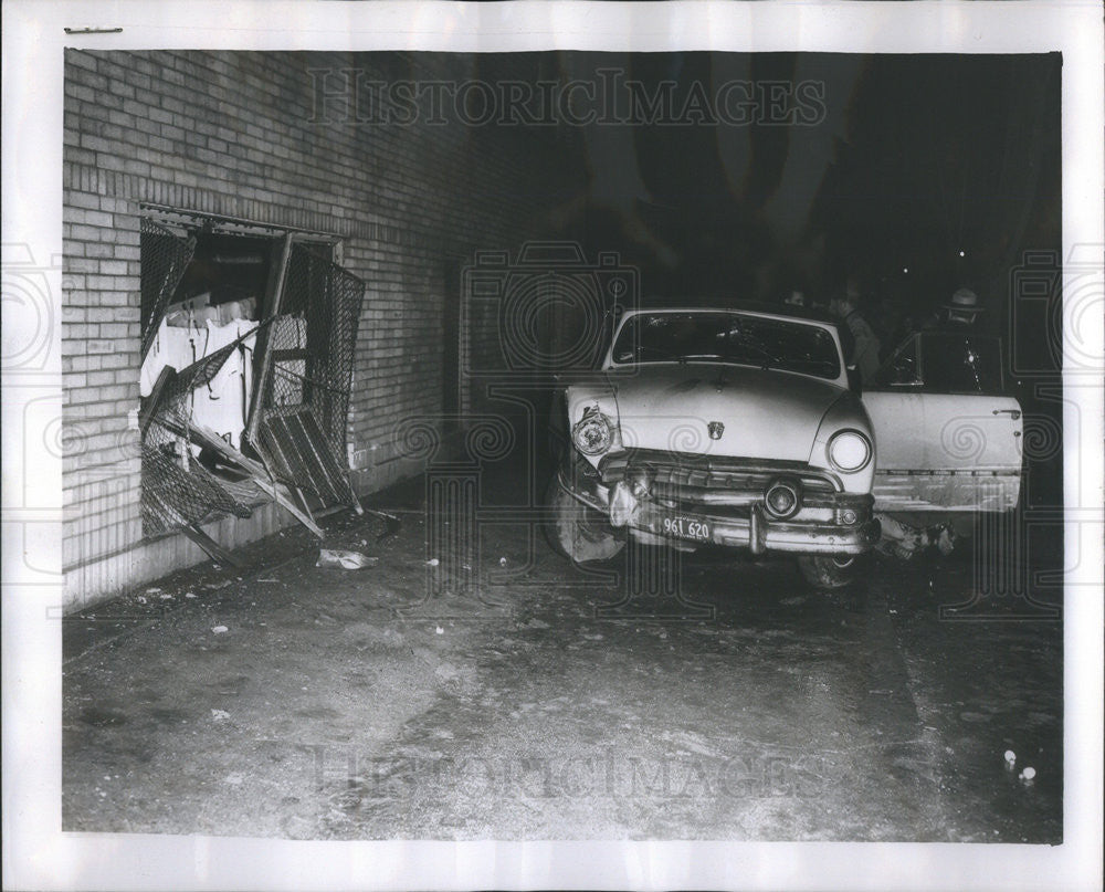 1954 Press Photo James Pope Car Ford Escaping Assasination Crashing Apartment - Historic Images