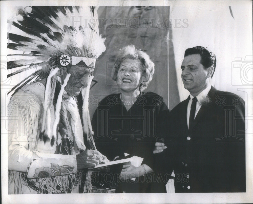 1960 Press Photo Shellah Graham  Kiowa Chief Pay A Some Da - Historic Images