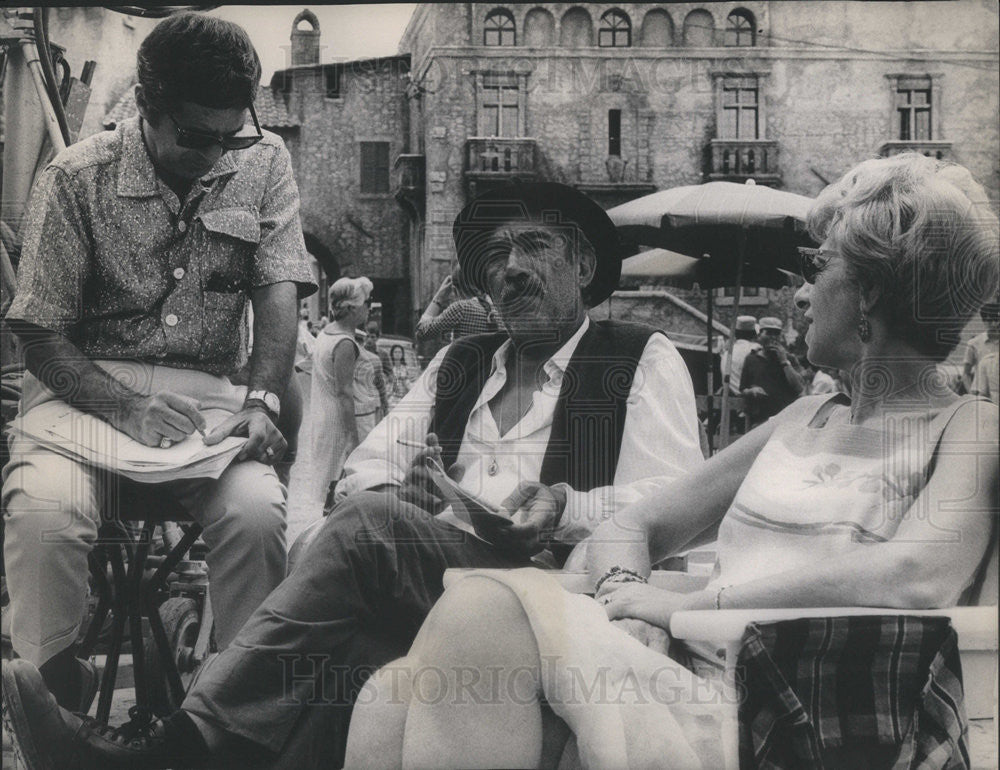 1968 Press Photo Sam Lesner Daily News Movie Critics Interviewing Anthony Quinn - Historic Images