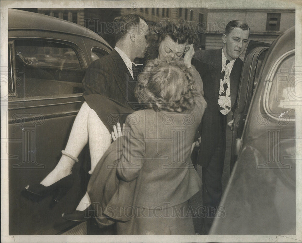 1946 Press Photo Chester Lesniewski Carrying Wife Hattie - Historic Images