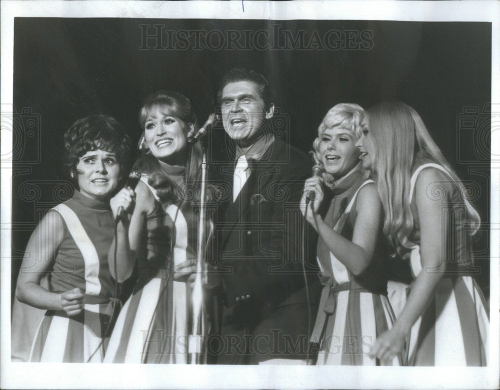 1971 Press Photo Johnny Mann &amp; the Johnny Mann Singers on tour &quot;Stand Up &amp; Cheer&quot; - Historic Images