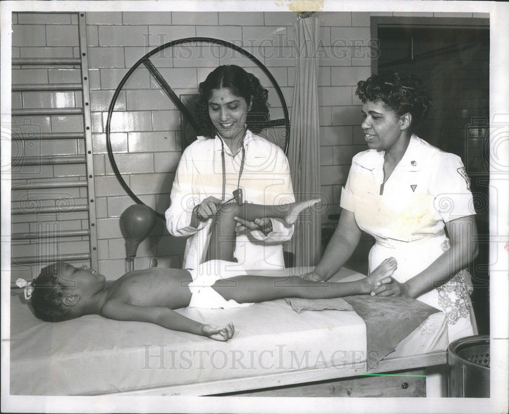 1952 Press Photo Dr Popati H Mansukhani MD India Thelma Brown Physical Therapist - Historic Images