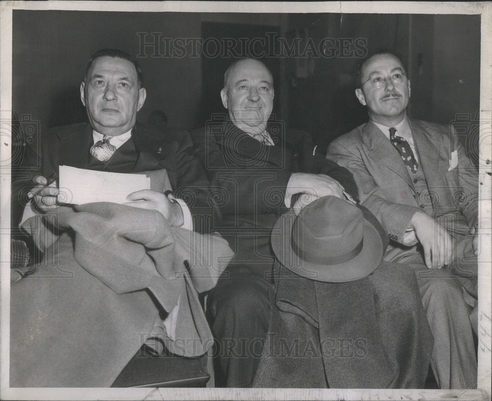 1944 Press Photo Reporter Jimmy Murphy Coroner Al Brodie Attorney Julius Sherwin