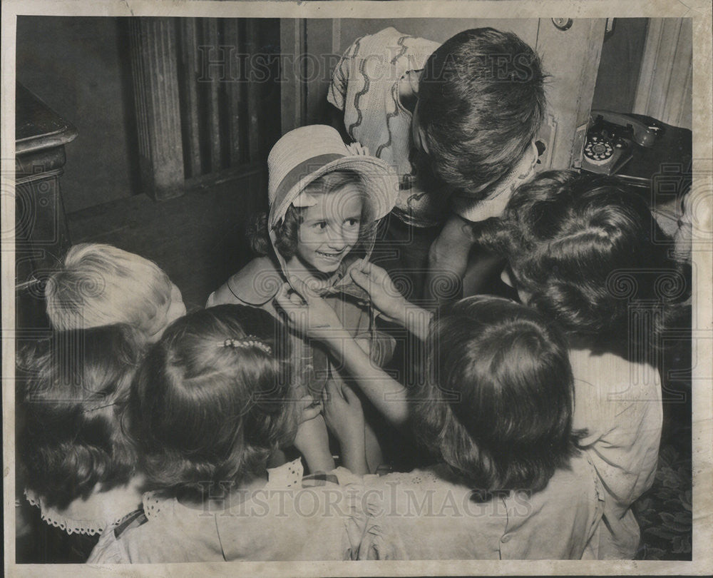 1950 Press Photo Little Kathy comes home - Historic Images