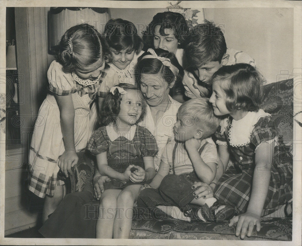 1950 Press Photo Adopted girl, with parents Kathy, Eileen, Jack and Petty - Historic Images