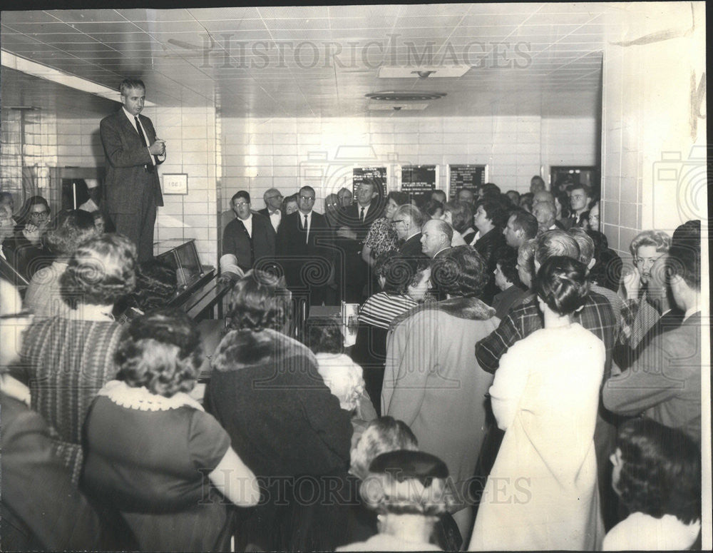 1963 Press Photo Dr. Robert Logan Highland Park Hospital Protest - Historic Images