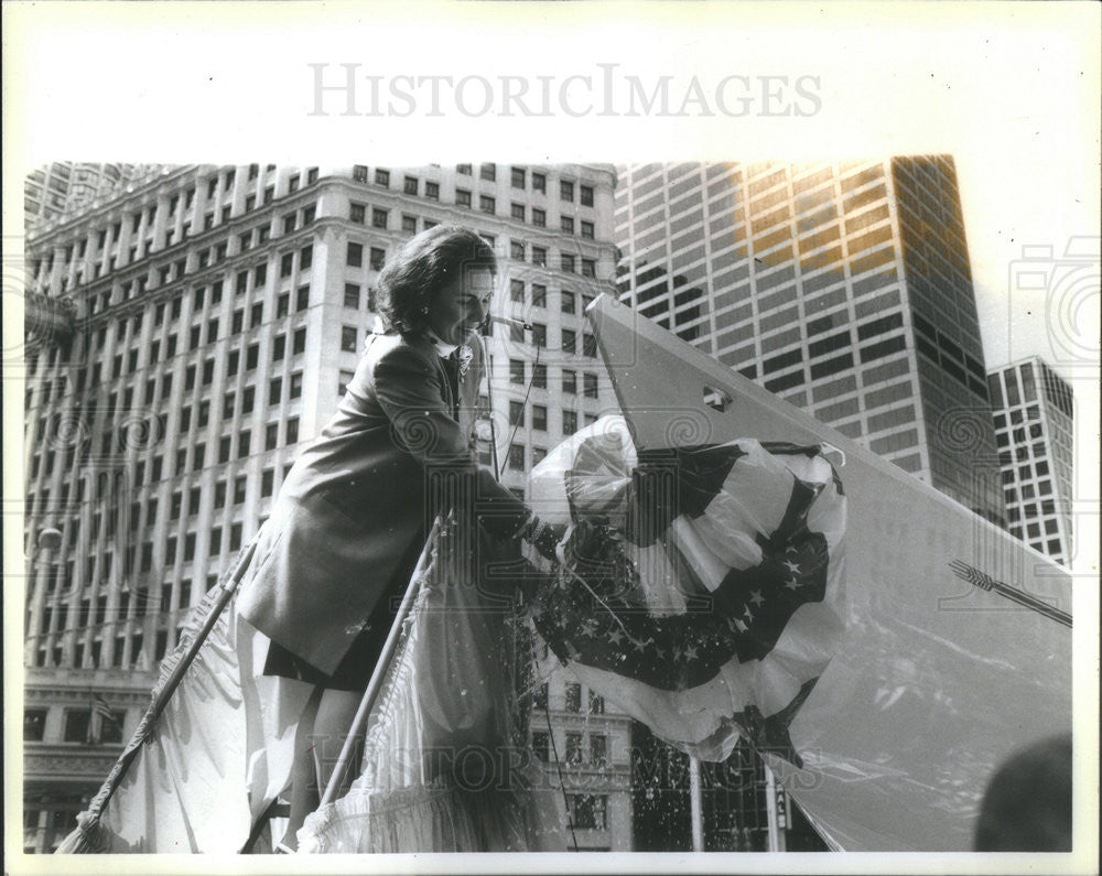 1986 Press Photo Jayne Thompson Wife Governor Christens Heart Of America - Historic Images