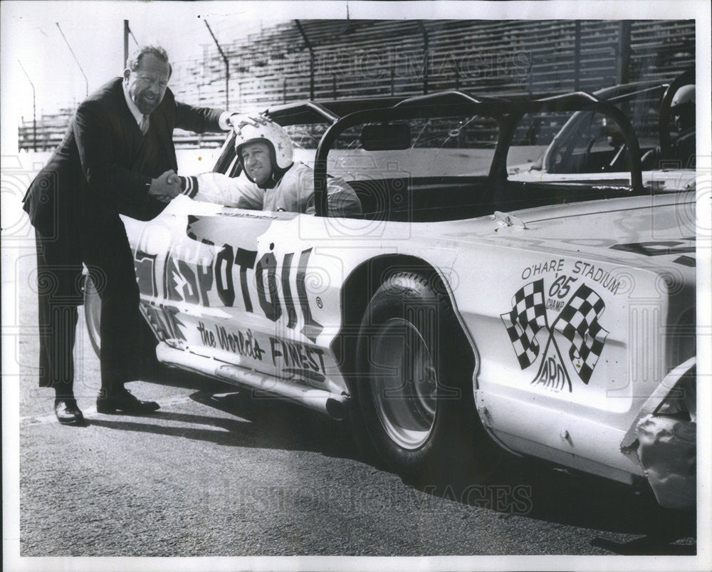 1966 Press Photo Driver Roy Martinelli Gets Advice From Comedian Jerry Lester - Historic Images