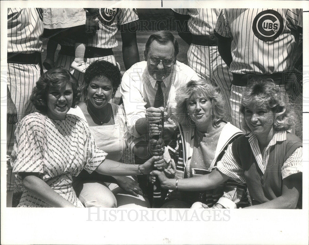 1985 Press Photo Gov Thompson Chicago Cub Wives Wrigley Field Battered Women Aid - Historic Images