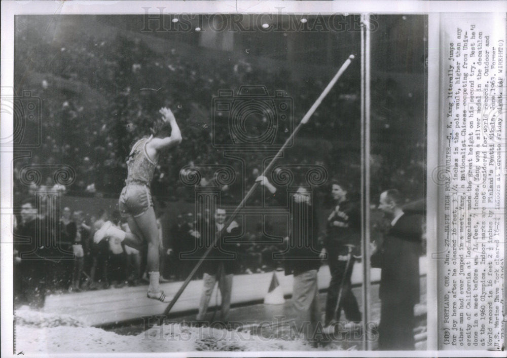 1963 Press Photo CK Young jumping for joy upon clearing 16, 31/4 inch pole vault - Historic Images