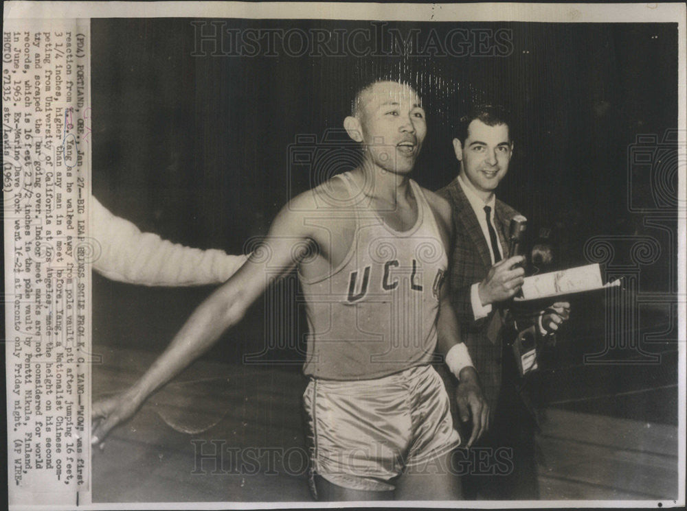 1963 Press Photo K.C. Chang, UCLA, After Pole Vault - Historic Images