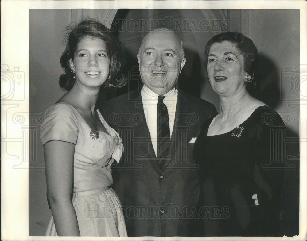 1964 Press Photo Mrs. Charles Sethness, Thomas Burke And Miss Mary Sethness - Historic Images