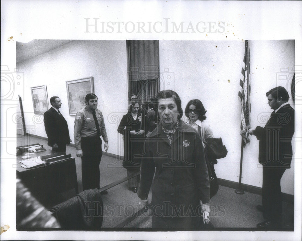 1974 Press Photo Mary Sethness USO Dinner Chairman Clay Hall Chicago Military - Historic Images