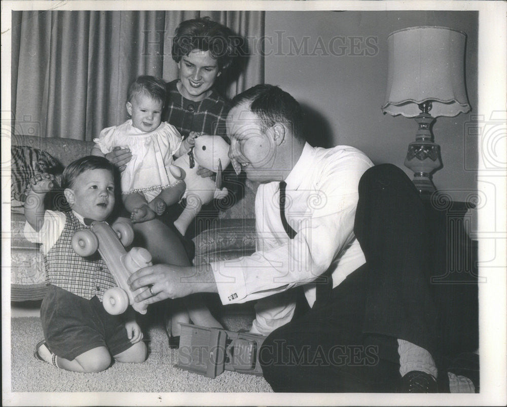 1963 Press Photo Chicago Alderman Edward T Scholl Ward 41 Family - Historic Images