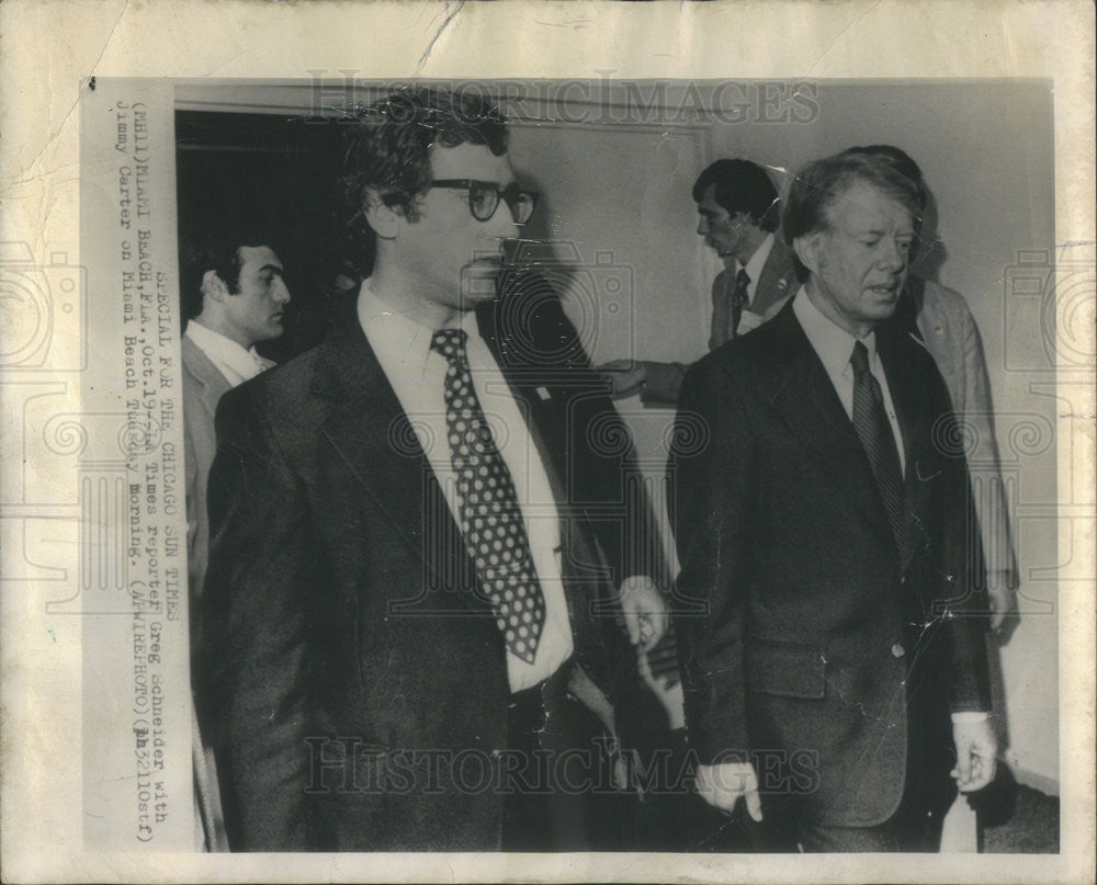 1976 Press Photo LA Times Reporter Greg Schneider With Jimmy Carter - Historic Images