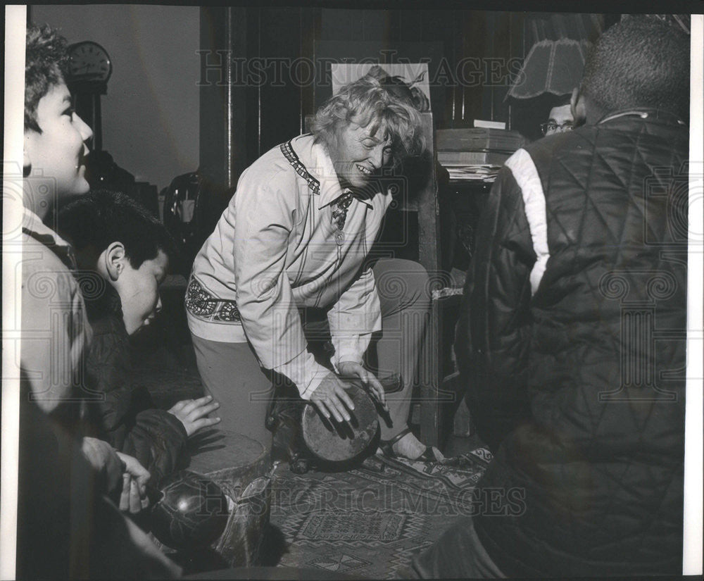 1965 Press Photo Mrs. Robert Platt shows kids how to beat a tomtom - Historic Images