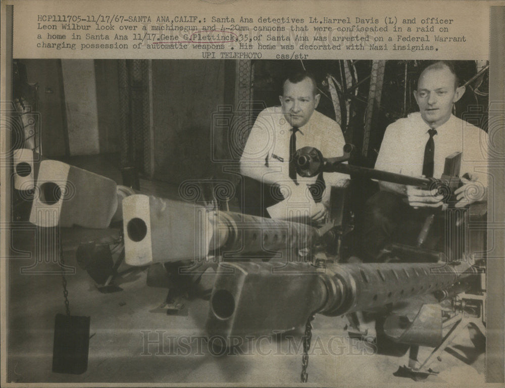 1967 Press Photo Cops H,Davis &amp;L.Wilbur with machine gun &amp; cannons seized - Historic Images