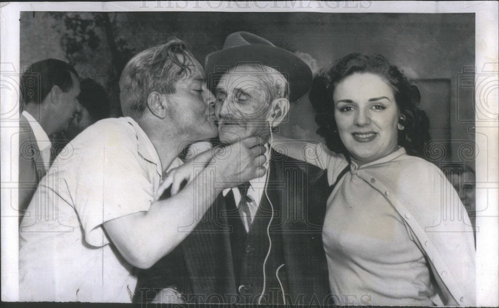 1935 Press Photo Gino Prato Wins 32000 On Show Shown Kissing His 92 Yr Old Dad - Historic Images