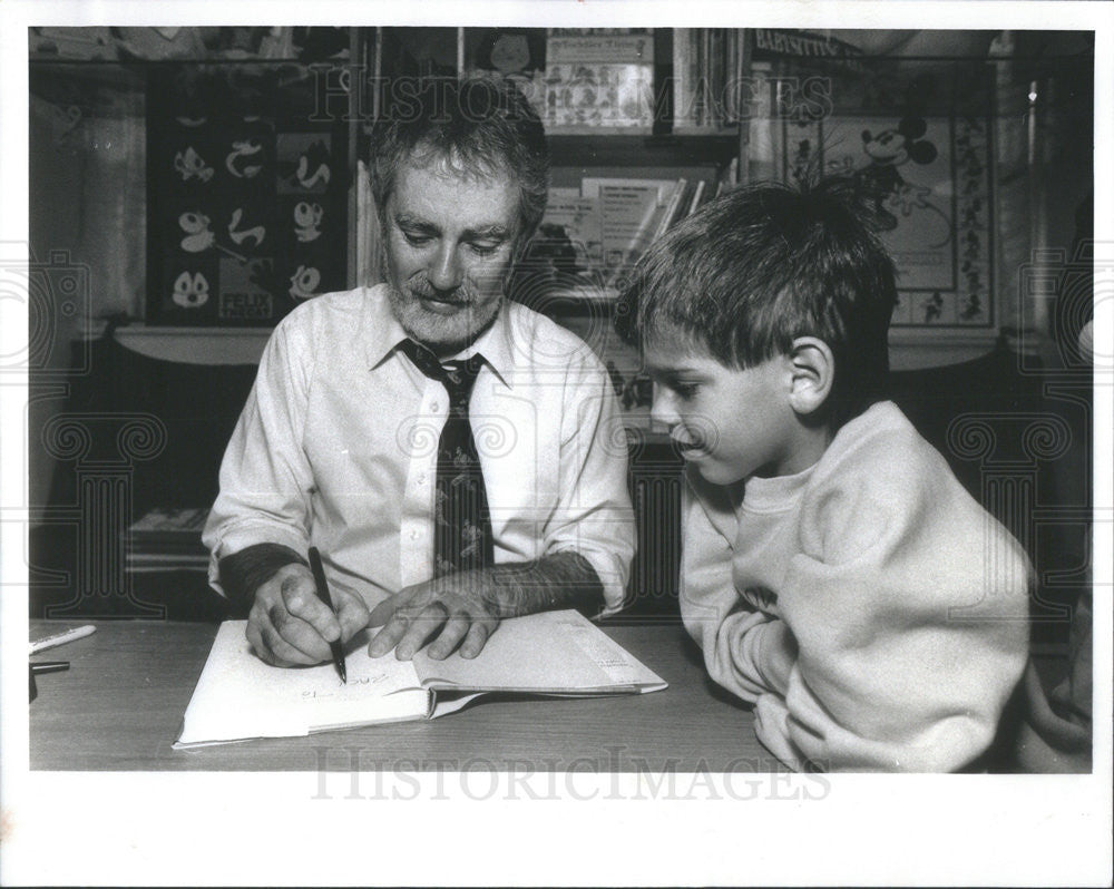 1990 Press Photo Jack Prelutsky Signing Book For Zachary Richards - Historic Images