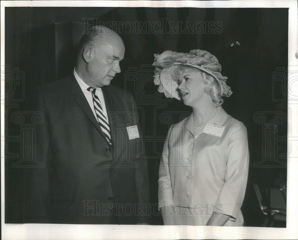 1964 Press Photo Robert Pierson Mgr Tooling And Prod Mag And Marion Delsing - Historic Images