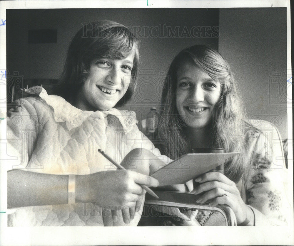 1977 Press Photo Carrie Pieritz Plays Yatzi With Sister Julie - Historic Images