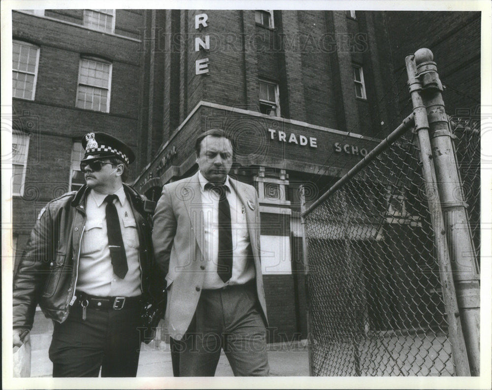 1987 Press Photo Edmund Pierce Arrested After Attempting To Move Equipment - Historic Images