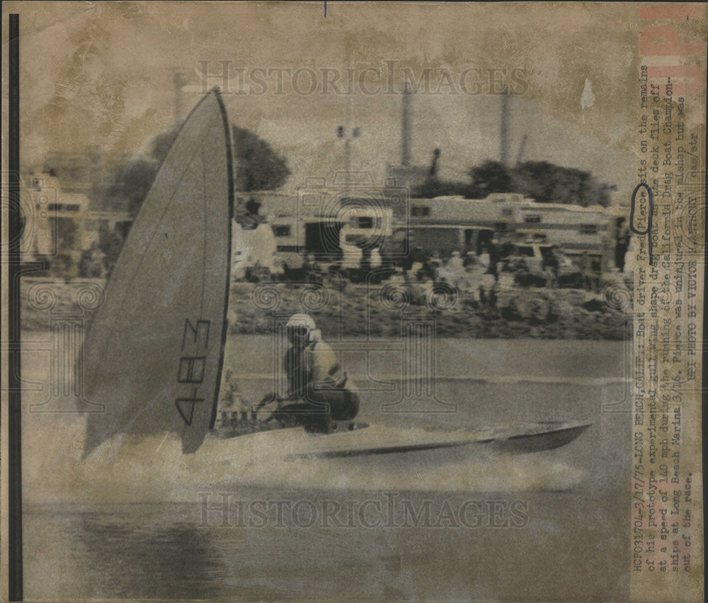 1975 Press Photo Boat Driver Fred Pierce In Remains Of Experimental Gull Wing - Historic Images