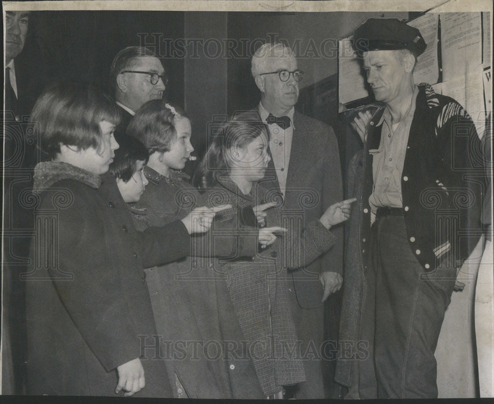 1955 Press Photo Girls Identify John Merchut As Kidnapper At Shakespeare Police - Historic Images