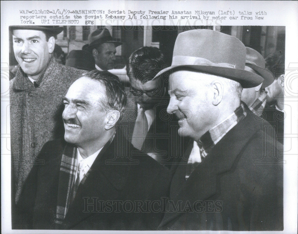 1959 Press Photo Soviet Dep Premier Anastas Mikoyan talking to newsmen at New York - Historic Images