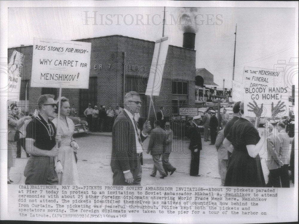 1958 Press Photo demonstrators at Pier 7 against invitation to Soviet Amb - Historic Images