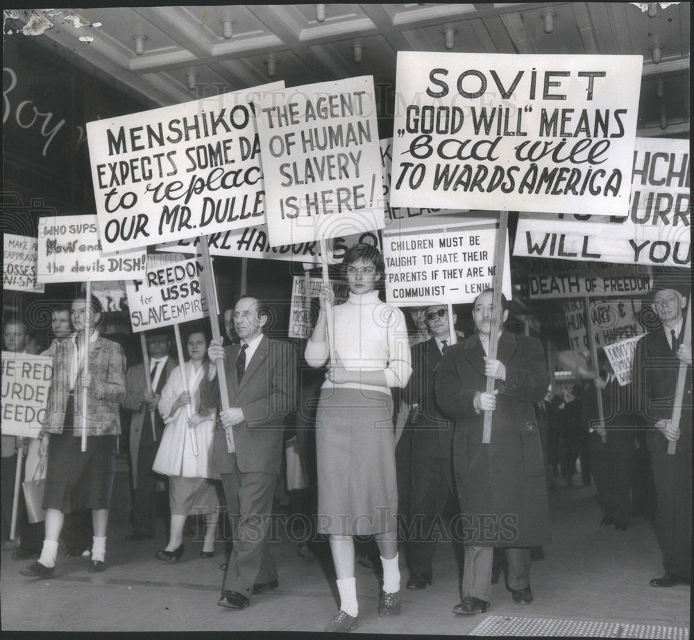 1958 Press Photo  Picketers against Soviet Amb Mikhail Menshikov at Palmer House - Historic Images