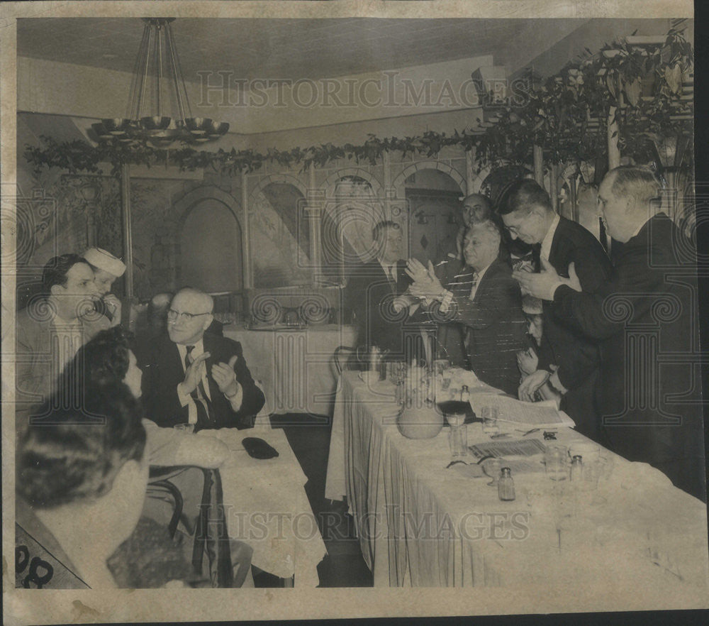 1957 Press Photo Oran Mensik w/ the members of Chicago Ashland Chamber of Commerce - Historic Images