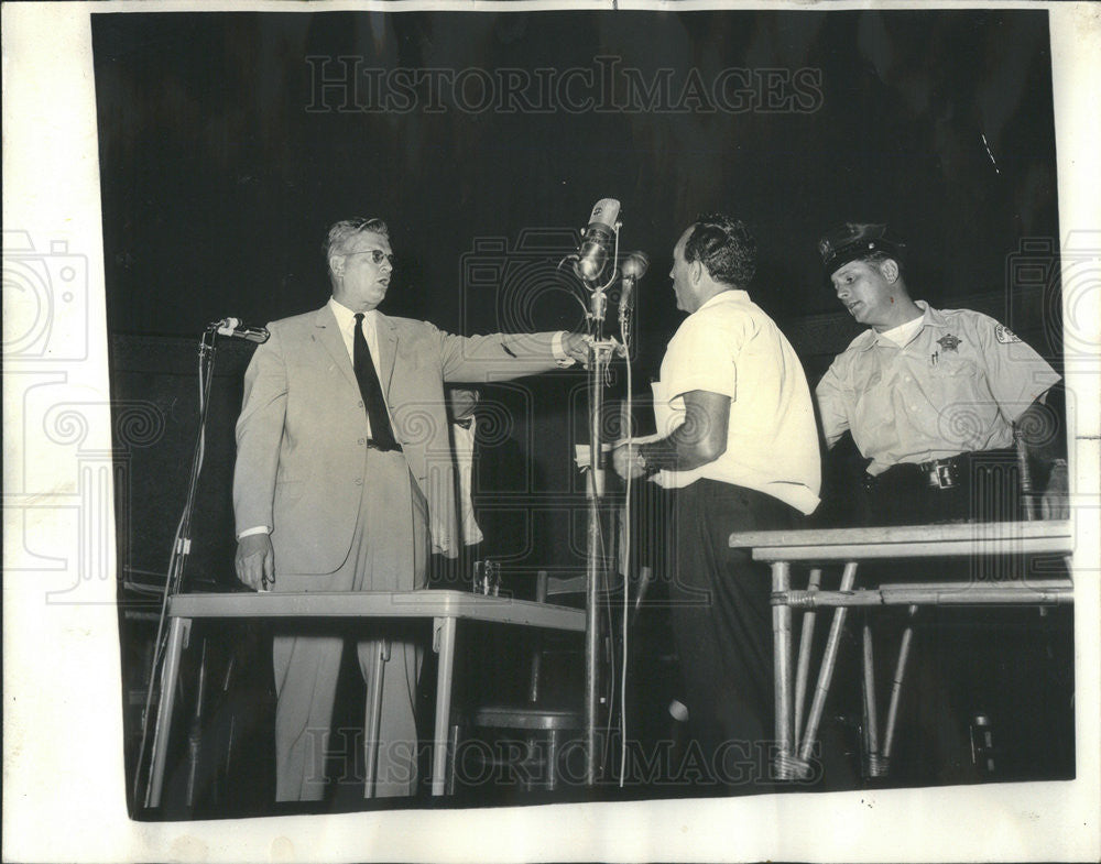 1964 Press Photo Oran Mensik at share holders meeting of City Savings Assoc Bank - Historic Images