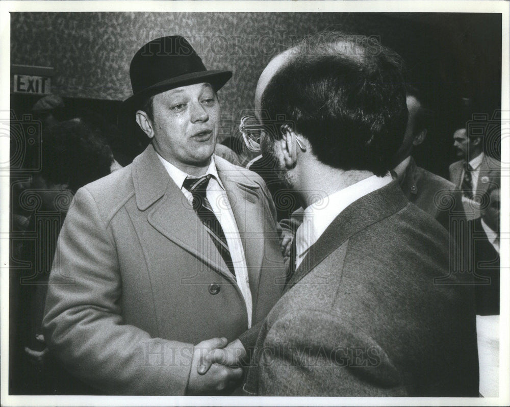 1982 Press Photo Ed Piwowarski w/ supporter after losing election for senate - Historic Images