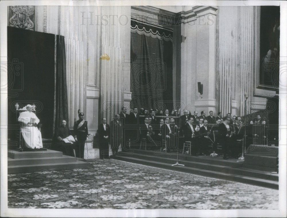 1957 Press Photo Pope Pius XII watches annual concert at the Vatican - Historic Images