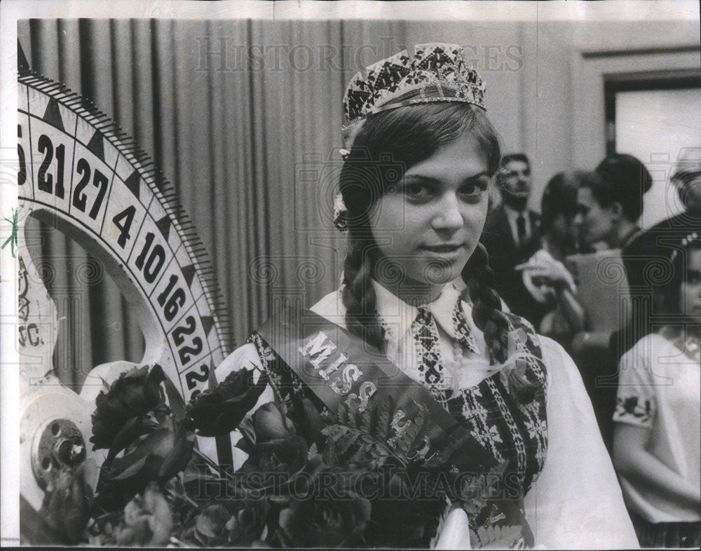 1969 Press Photo Laima Placas crowned Miss Folk Fair at Harper High school - Historic Images