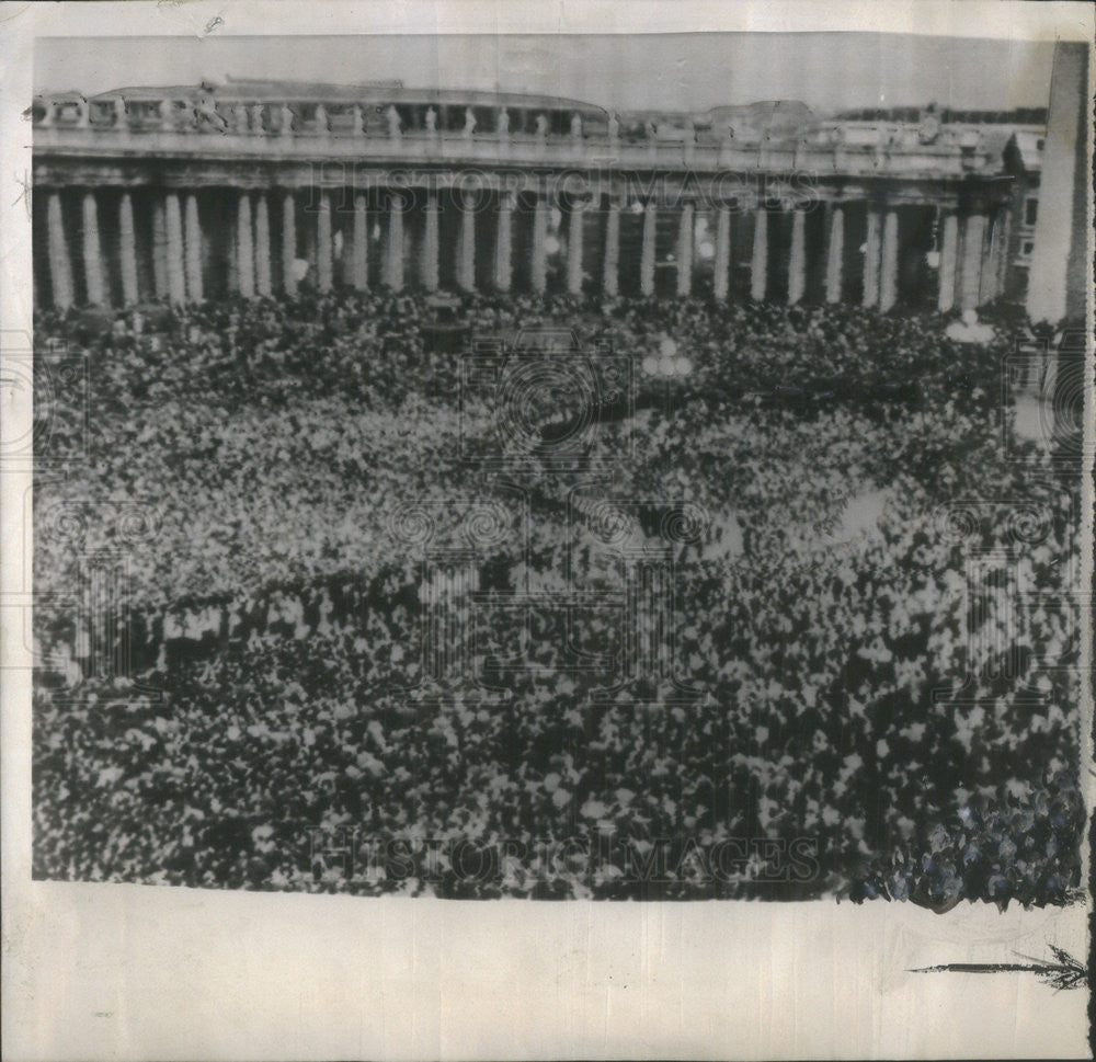 1958 Press Photo Crowd at Pope Pius XII funeral ceremony at St. Peter&#39;s Square - Historic Images