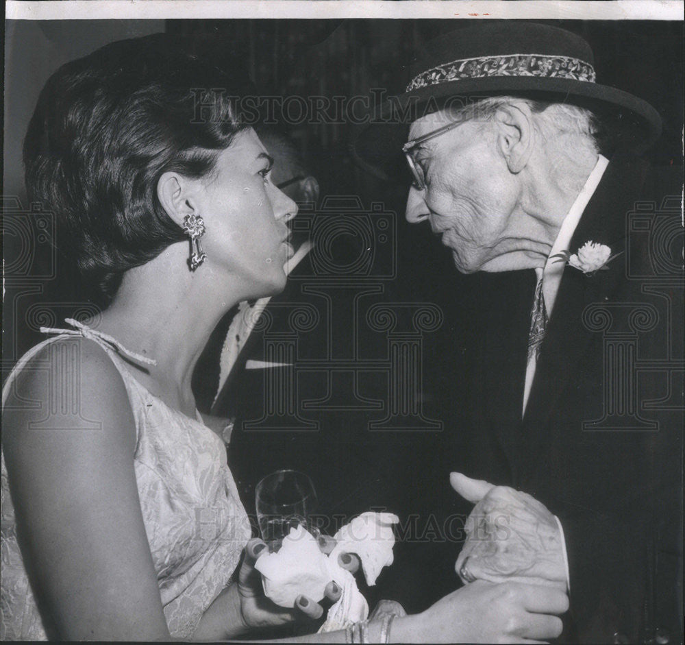 1963 Press Photo Marie Plamondon Kisses Niece Of Dr John B Murphy Mercy Hosp Din - Historic Images