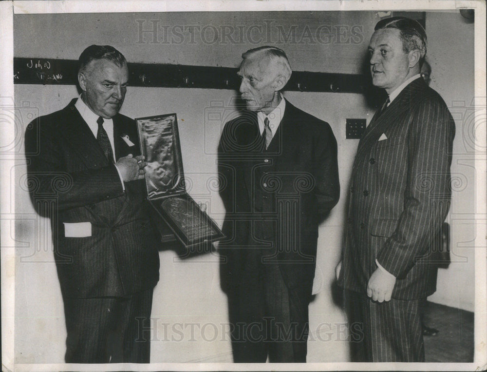 1936 Press Photo A. W. Mellon receives plaque of honor for his services - Historic Images