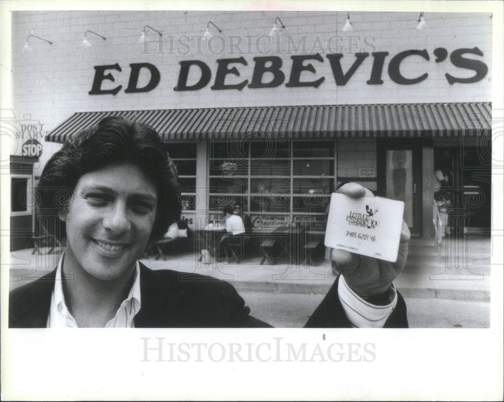 1987 Press Photo of Rich Melman holding Lettuce Entertain You credit card - Historic Images